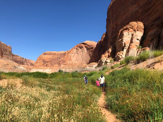 Hike to Defiance House, Lake Powell